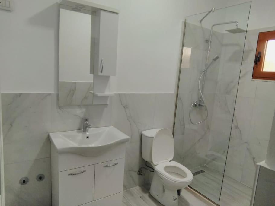 Villa Besnik, Rooms For Rent Vlorë Extérieur photo