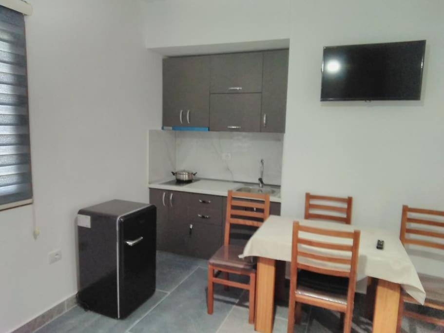 Villa Besnik, Rooms For Rent Vlorë Extérieur photo