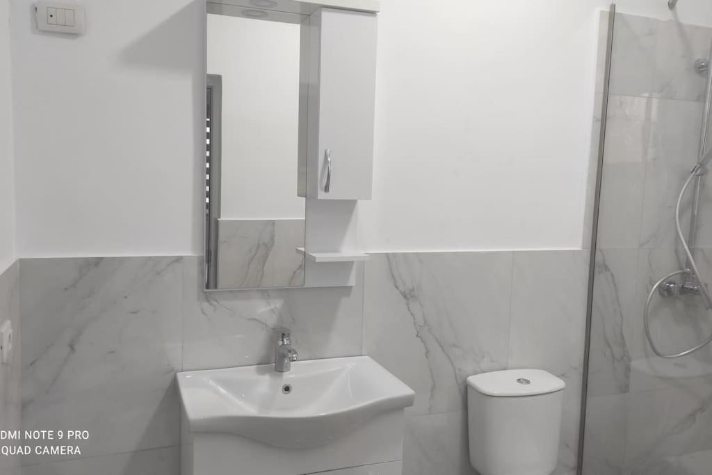 Villa Besnik, Rooms For Rent Vlorë Extérieur photo